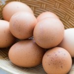 jaja Ani na drzwiach lodówki, ani w pudełku. Tak przechowywane jajka długo zachowają świeżość