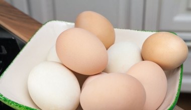 Ani na drzwiach lodówki, ani w pudełku. Tylko tak przechowywane jajka długo zachowają świeżość