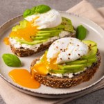 Ani na obiad, ani na kolację. Oto, kiedy najlepiej jeść jajka