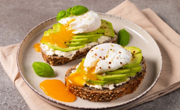 Ani na obiad, ani na kolację. Oto, kiedy najlepiej jeść jajka