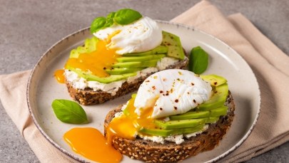 Ani na obiad, ani na kolację. Oto, kiedy najlepiej jeść jajka