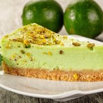 Ani pistacja, ani mięta. Zielony kolor tego obłędnego sernika to efekt innej aromatycznej rośliny