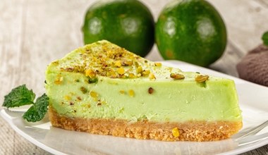 Ani pistacja, ani mięta. Zielony kolor tego obłędnego sernika to efekt innej aromatycznej rośliny
