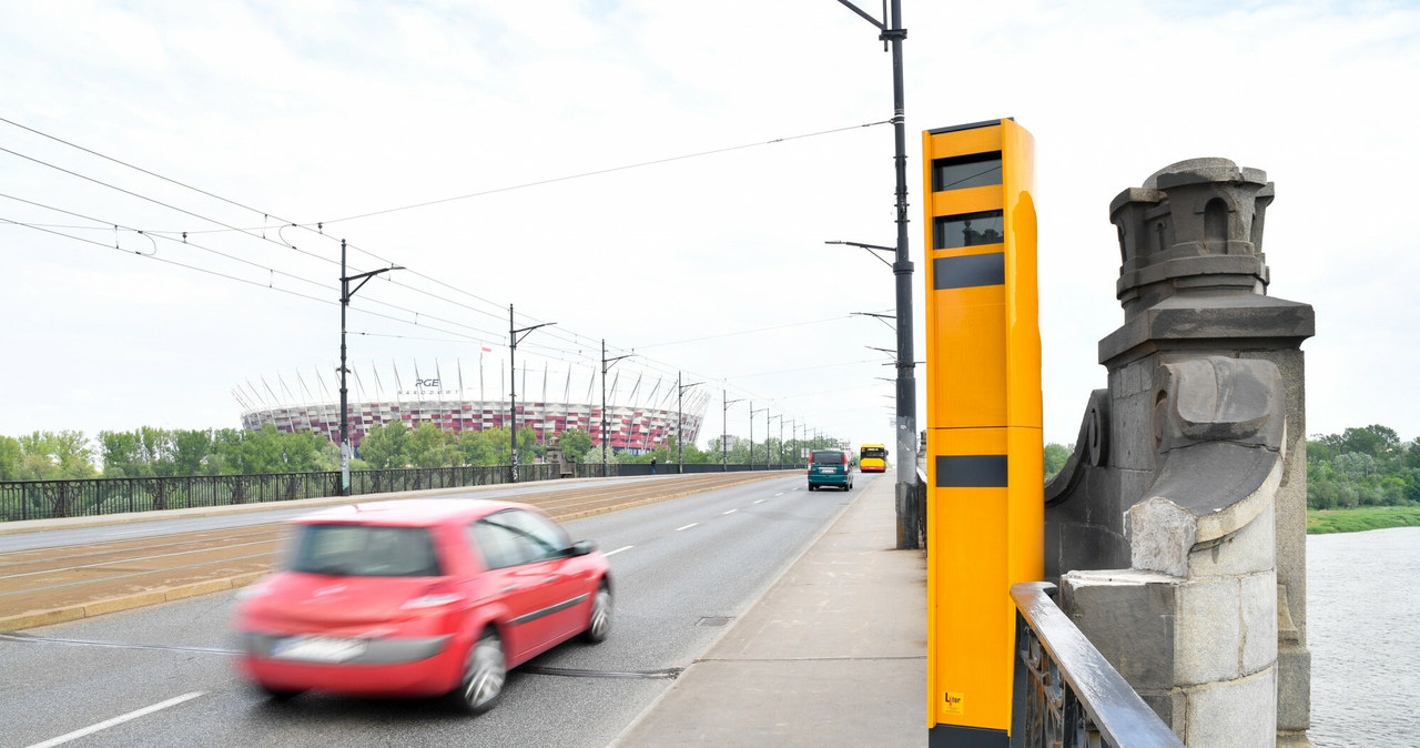 Ani to piękne, ani potrzebne. Fotoradary ustawiono bo w 2018 roku jadąca chodnikiem rowerzystka straciła równowagę i przewróciła się pod auto. Zginęła, a sąd uniewinnił kierowcę /Wojciech Stróżyk /Reporter