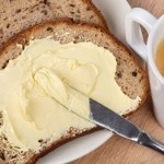 Ani w lodówce, ani na kuchennym blacie. Francuzi mają genialny trik na przechowywanie masła 
