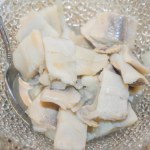 Ani w mleku, ani w zwykłej wodzie. Moja babcia tylko tak moczyła śledzie, miały idealny smak  