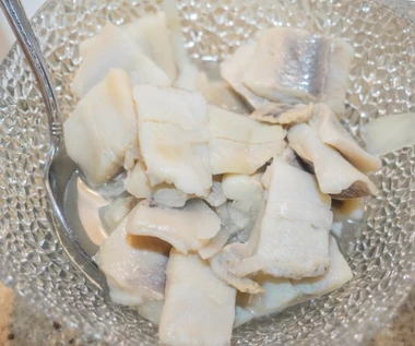 Ani w mleku, ani w zwykłej wodzie. Moja babcia tylko tak moczyła śledzie, miały idealny smak  