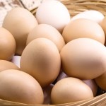 Ani w pudełku, ani w drzwiach lodówki. Tylko tak przechowywane jajka zachowają świeżość