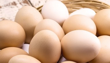 Ani w pudełku, ani w drzwiach lodówki. Tylko tak przechowywane jajka zachowają świeżość