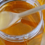 Ani zapałka, ani szklanka wody nie pokaże, czy miód jest prawdziwy. Ekspert tłumaczy, jak to rozpoznać 