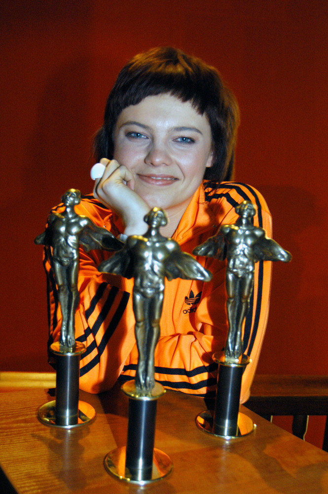 Ania Dąbrowska z Fryderykami w 2005 roku /AKPA
