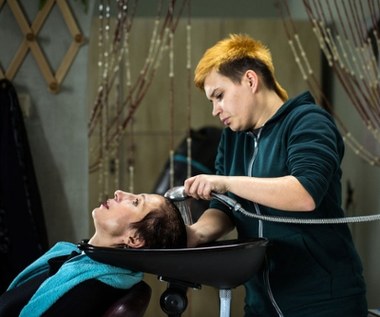 Ania i Kasia, siedemnastolatki wchodzące w dorosłość, chcą wybić się z rodzinnego miasta i zmienić swoje dotychczasowe życie. Marzą, aby zostać zawodowymi fryzjerkami. Póki co odbywają praktyki w niewielkim salonie. 