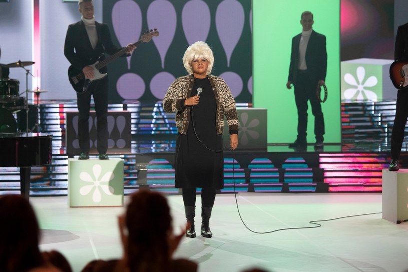 Anya Rosovich como Etta James en el final del programa. "tu cara me resulta familiar" / polsat