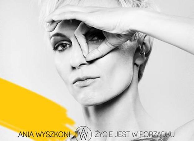 Ania Wyszkoni na okładce płyty "Życie jest w porządku" /