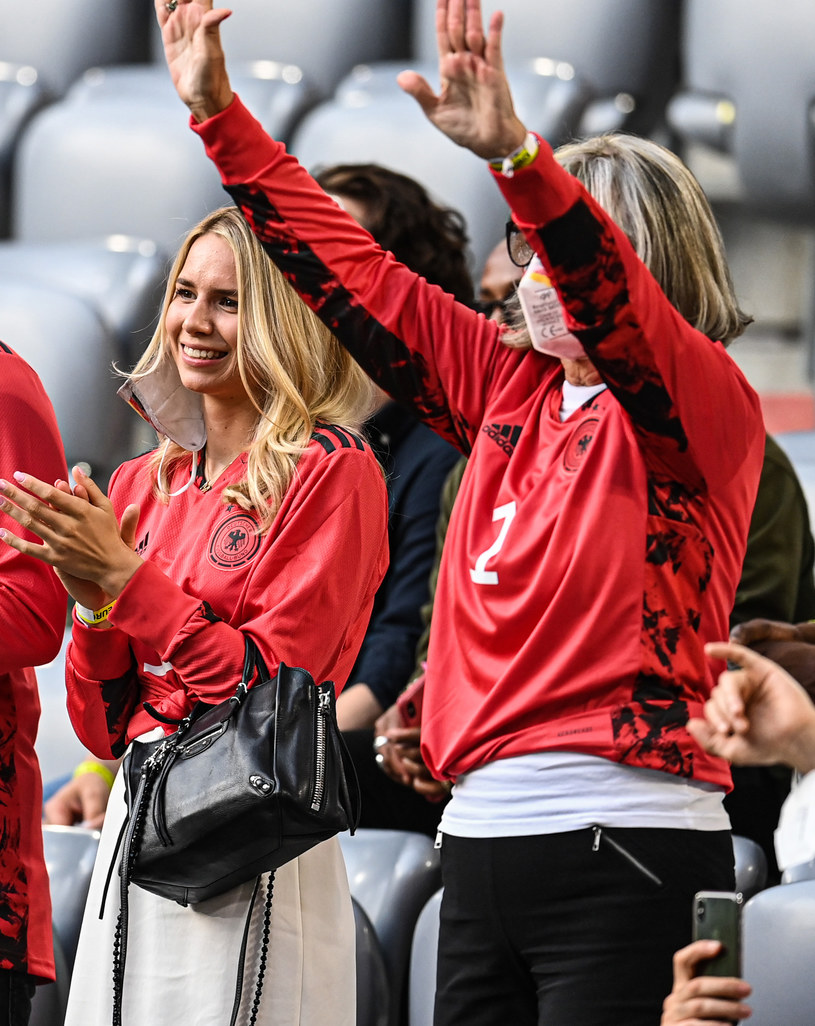 Anika Bissel wspiera Manuela Neuera z trybun /Markus Gilliar/GES-Sportfoto/dpa /Getty Images