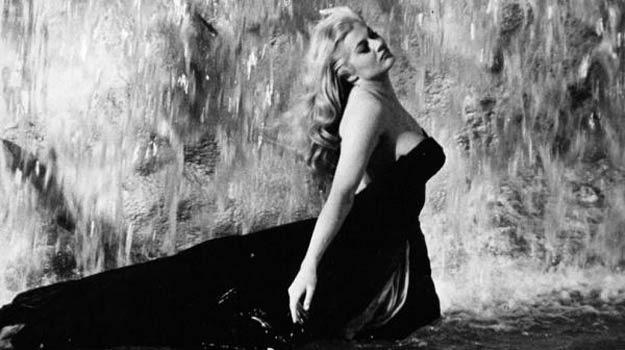 Anita Ekberg w słynnej scenie z filmu "Słodkie życie" /materiały prasowe