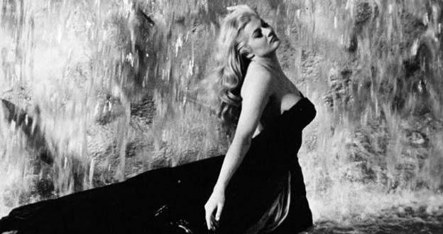 Anita Ekberg w słynnej scenie z filmu "Słodkie życie" /materiały prasowe