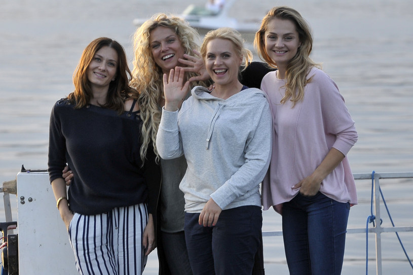 Anita Sokołowska, Joanna Liszowska, Magdalena Stużyńska i Małgorzata Socha na planie serialu "Przyjaciółki" /AKPA