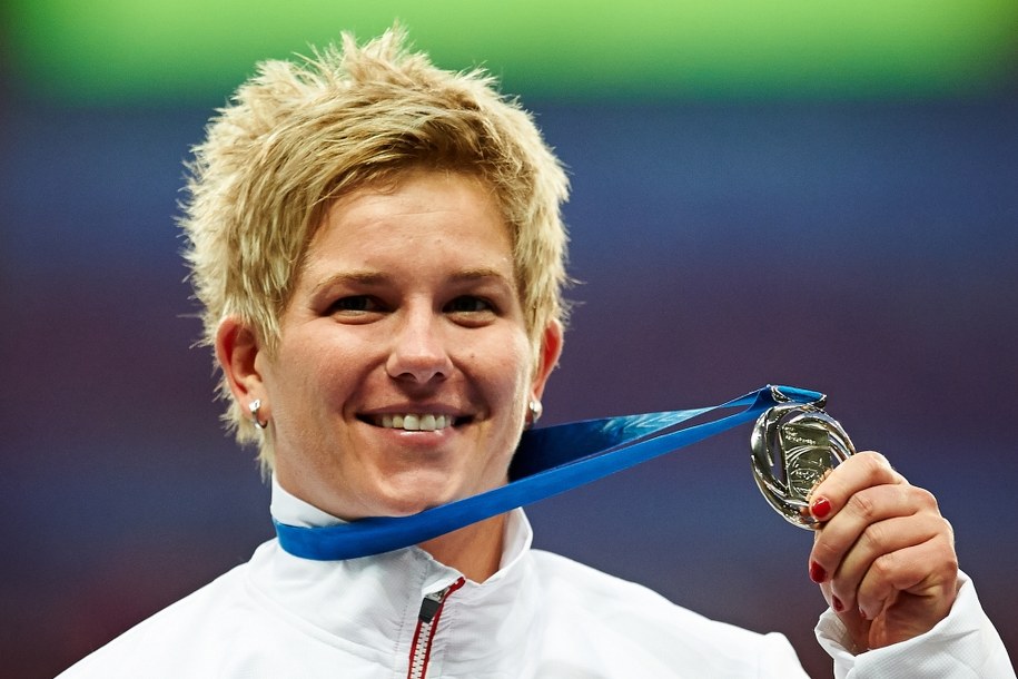 Anita Włodarczyk ze srebrnym medalem /Adam Warżawa /PAP