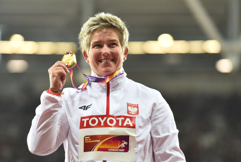 Anita Włodarczyk ze złotym medalem mistrzostw świata /AFP