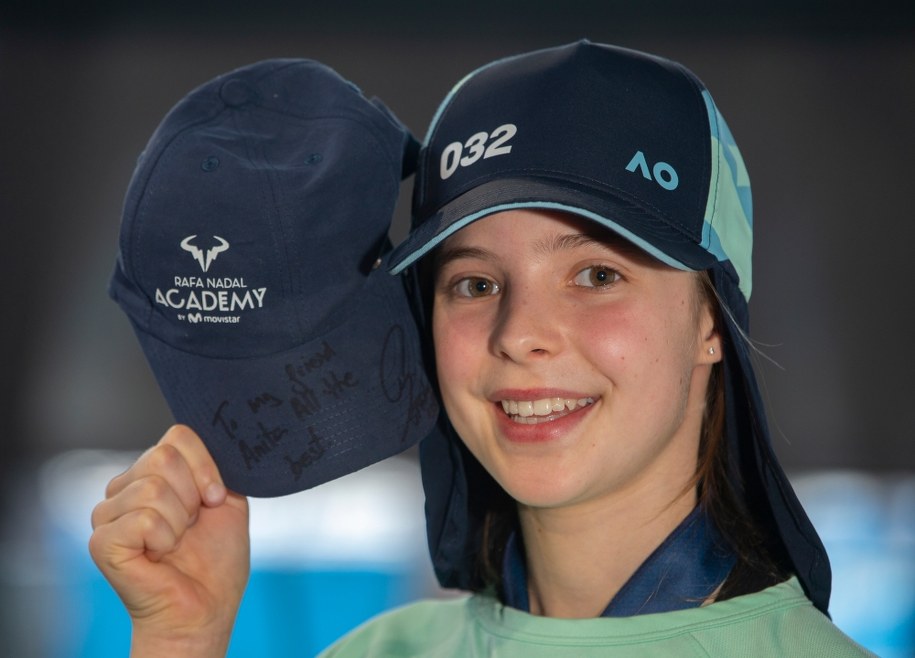 Anita z czapką podpisaną przez Rafaela Nadala /FIONA HAMILTON/TENNIS AUSTRALIA HANDOUT /PAP/EPA
