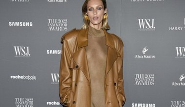 Anja Rubik w prześwitującej i przylegającej do ciała kreacji. Można pomyśleć, że jest... nago!