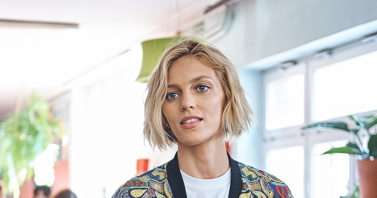 Anja Rubik z podręcznikiem o seksie /Bartosz Krupa /East News