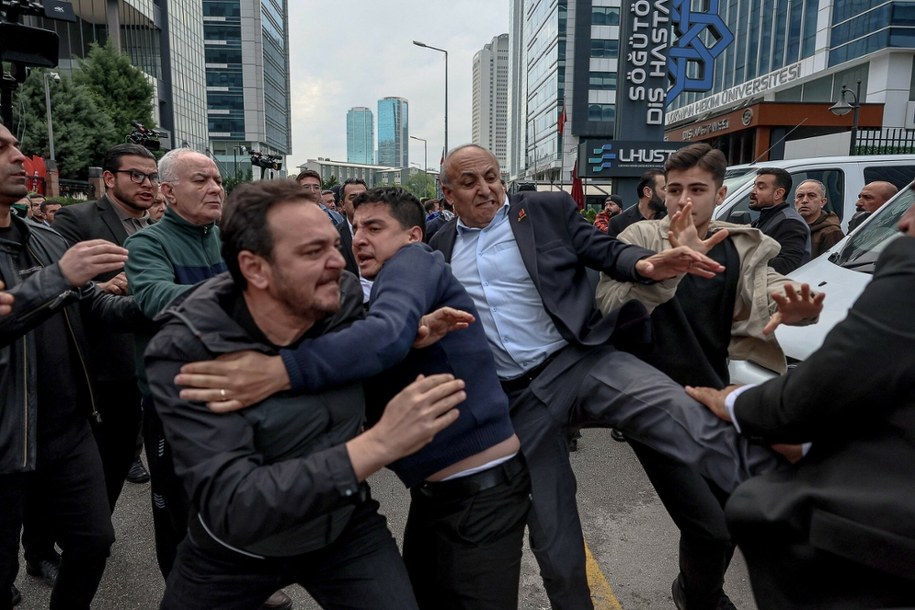 Ankara. Zamieszki przed siedzibą opozycyjnej Republikańskiej Partii Ludowej /ADEM ALTAN/AFP /East News