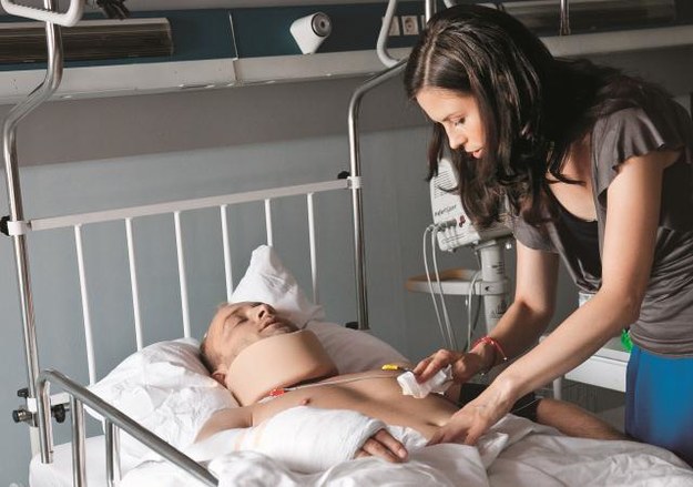 "Przepis na życie" Magdalena Kumorek: Nie uznaję kompromisu Ankę i Jerzego (Borys Szyc) czekają trudne chwile. On po wypadku jest w stanie śpiączki. Po wybudzeniu okaże się, że stracił pamięć. /Mat. Prasowe