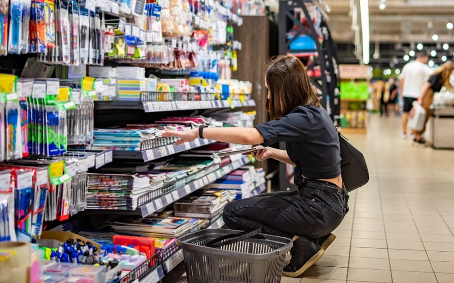 Ankietowani pytani byli m.in. o to, ile zamierzają wydać na związane z początkiem roku szkolnego zakupy dla dzieci, czym kierują się przy zakupach i kiedy je rozpoczynają. /Shutterstock