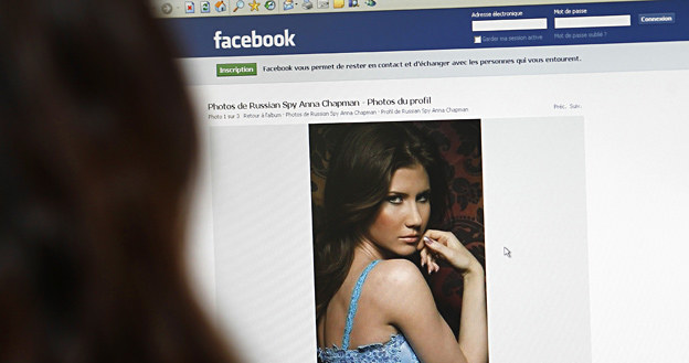 Anna Chapman zamieściła zdjęcia z pikantnej sesji na swojej stronie na Facebooku /AFP