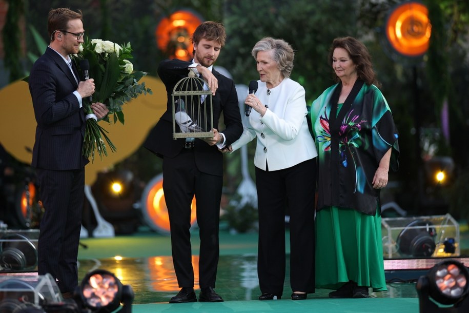 Anna Dymna, Maciej Musiał, Mateusz Janicki i Irena Santor w czasie ubiegłorocznego finału Festiwalu Zaczarowanej Piosenki na Rynku Głównym w Krakowie /Łukasz Gągulski /PAP