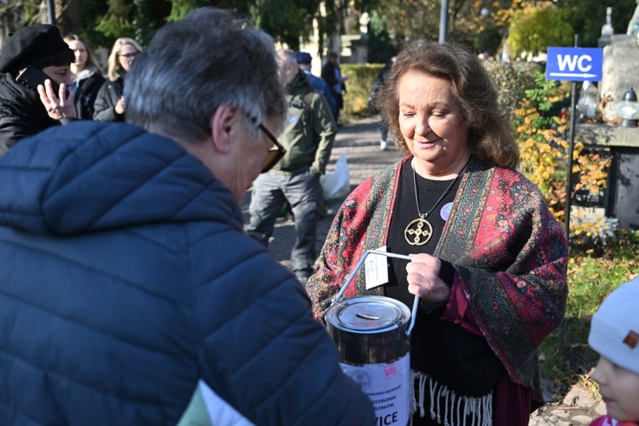 Anna Dymna w czasie kwesty na Cmentarzu Rakowickim /AKPA