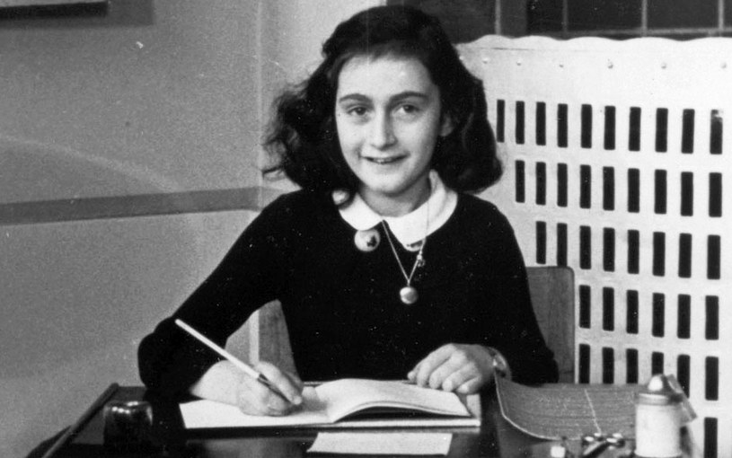 Anna Frank zginęła w obozie koncentracyjnym po tym, jak zdrajca wydał jej rodzinę w ręce nazistów /domena publiczna