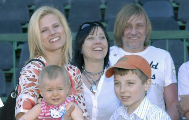 Anna Głogowska z córką Julią, synem Piotra oraz Hanną Śleszyńska i jej partnerem /fot.Mikulski &nbsp; /AKPA