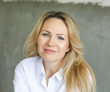 Anna Guzik prowadzi nas obecnie przez meandry ludzkich historii, przedstawionych w nowym programie Polsatu "Wolni od długów". Format ukazuje poruszające losy tych, którzy wpadli w spiralę zadłużenia.

"Program 'Nasz nowy dom' uświadomił wielu z nas, jak wiele jest wokół biedy, cierpienia i jak zaskakujące bywają ludzkie losy" - mówiła Anna Guzik. "Te dwa programy łączy idea pomocy ludziom i mam wrażenie, że nasz program 'Wolni od długów' jest naturalną konsekwencją programu Kasi. W naszej produkcji opowiadamy prawdziwe i momentami bardzo dramatyczne historie Polaków, którzy z różnych względów nie radzą sobie z finansami. Z nie swojej winy wpadli w spiralę długów. Są zrozpaczeni i nie widzą nadziei. Naszą rolą jest wyciągnięcie ich z kłopotów i pokazanie, jak mogą ustrzec się przed podobnymi problemami w przyszłości" - dodała aktorka. 