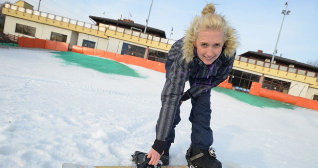 Anna Gzyra, czyli serialowa Sylwia Okońska z „M jak miłość”, planuje zarazić snowboardem swoją córeczkę /Agencja W. Impact