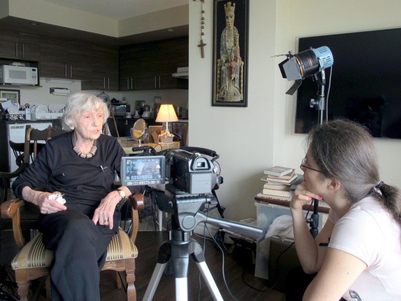 Anna Hejczyk przeprowadzająca wywiad ze świadkiem historii. Montreal, Kanada (2014 r.) /Centrum Dokumentacji Zsyłek, Wypędzeń i Przesiedleń Uniwersytetu Pedagogicznego /