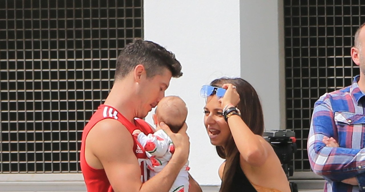 Anna i Robert Lewandowski z córką Klarą /East News