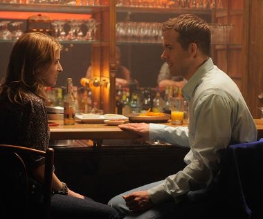 Anna Kendrick i Ryan Reynolds w scenie z filmu "Głosy"