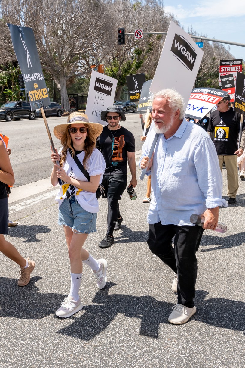 Anna Kendrick i scenarzysta Larry Karaszewski podczas strajku aktorów i scenarzystów /Amanda Edwards/Contributor /Getty Images