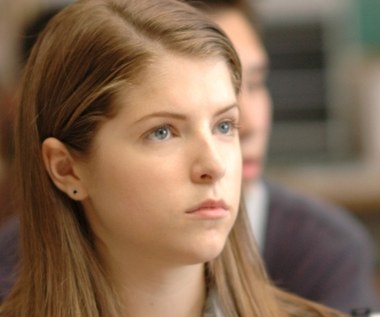 Anna Kendrick zaczęła grać już jako dziesięcioletnia dziewczynka. Regularnie jeździła z rodzicami na castingi do Nowego Jorku. W 1998 r. zadebiutowała na Broadwayu w musicalu "High Society" w roli młodej Dinah - występ ten przyniósł jej nominację do nagrody Tony (była drugą najmłodszą osobą w historii nominowaną do tego prestiżowego wyróżnienia).

Jej ekranowym debiutem była muzyczna komedia "Letni obóz" (2003), uwagę zwróciła jednak na siebie dopiero cztery lata później w niezależnym komediodramacie "Rocket Science" (na zdjęciu).