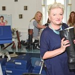 Anna Korcz, Hanna Bakuła i Ewa Gawryluk pozują z butami