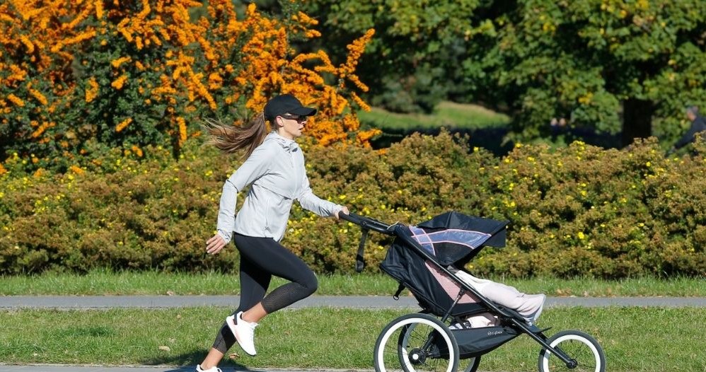 Anna Lewandowska trenuje z wózkiem /pomponik exclusive