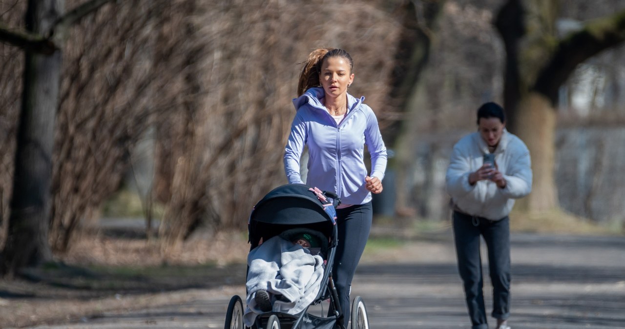 Anna Lewandowska z córką na joggingu /pomponik exclusive /pomponik exclusive