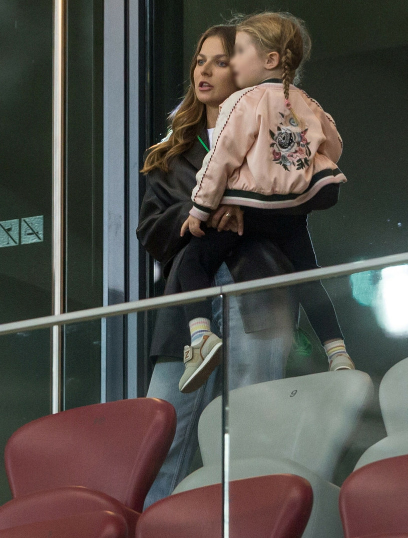 Anna Lewandowska z córką na meczu Polska-Albania /Foto Olimpik/Tomasz Jastrzebowski /Reporter