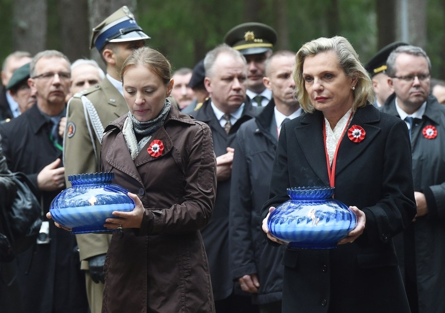 Anna Maria Anders i ambasador Polski w Rosji Katarzyna Pełczyńska-Nałęcz podczas uroczystości 76. rocznicy zbrodni katyńskiej w Katyniu /Radek Pietruszka /PAP