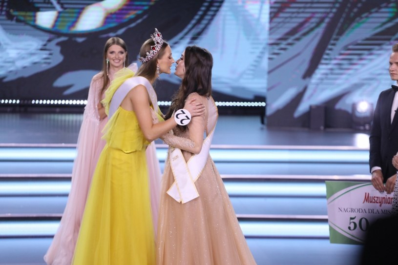 Anna Maria Jaromin przekazała koronę Miss Polski Agacie Wdowiak /Pawel Wodzynski/East News /East News