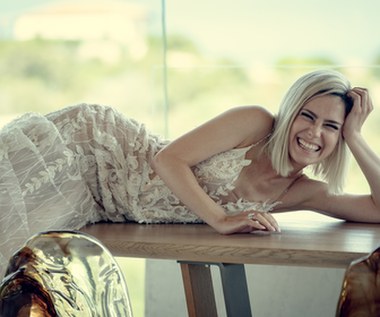 Anna Maria Sieklucka nie ukrywa swojej ekscytacji premierą kolejnej części trylogii. "'Ten dzień' pozwala na nowo spojrzeć na dojrzalszą postać Laury, z pewnością nie brakuje również niespodzianek. Bardzo się cieszę, że mogłam wzbogacić rolę Laury i pokazać widzom tę postać z innej strony. Ta część sięga znacznie głębiej i mówi o relacji między dwojgiem kochanków, a Laura jest zdecydowanie silniejsza" - mówi aktorka.