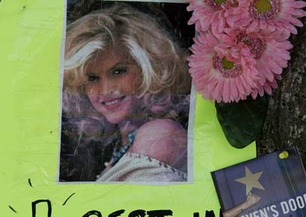 Anna Nicole Smith zostanie pochowana w różowej suknii /AFP
